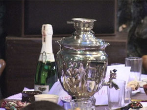 Жители Нового Села собрались в кафе Бауман. Песнями и…