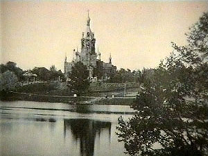 Гладя на черно-белую фотографию под стеклом, с трудом…