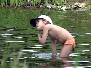 Раз в неделю Госсанэпиднадзор проверяет воду в реках и…