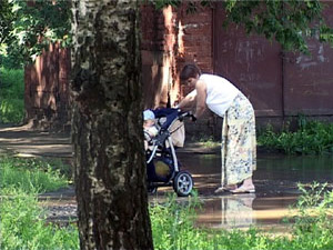 В деревне Заболотье прокладывают водопровод.Работы ведет…