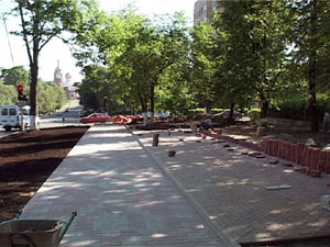 Уже три недели на площадке за КДЦ «Сатурн» кипит работа…