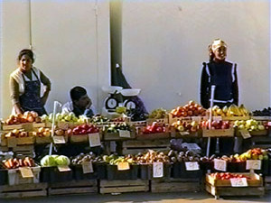 Новый благоустроенный рынок, огражденный забором…