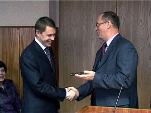 В связи с Днем милиции глава района вручил начальнику…