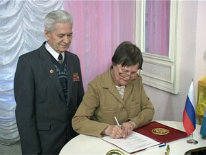 В Раменском ЗАГСе ежегодно чествуют золотых юбиляров.В…