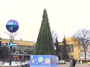 Город готовится к встрече Нового года. Центральные улицы…