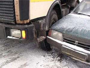 Сильный снегопад с ветром привели сегодня к ряду дорожно…