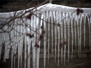 С крыши дома №24 по улице Красноармейская больше месяца…