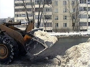 Всю зиму работники дорожной службы очищают проезжую…