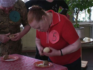 Почистить картошку тупым ножом, определить вид крупы — с…