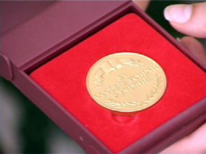 В этом году десятки ребят закончили школу с отличием и…