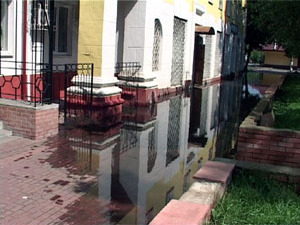 После сильного ливня огромные лужи образовались на…