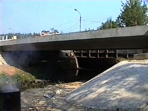 Продолжается реконструкция моста через реку Хрипань по…