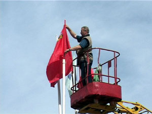 Флаги на площади Победы меняют в честь праздника. В 1994…