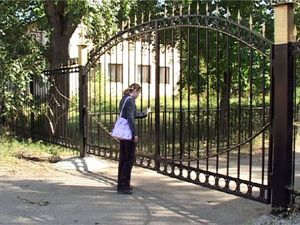 Известно, что в Бесланскую школу взрывчатку и оружие…