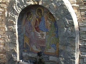 На роднике в Городском парке установили икону Святой…