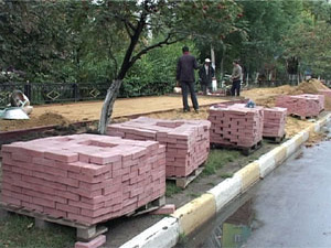 Несмотря на дождливую осеннюю погоду в городе продолжают…