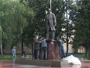 Сегодня в центре города появился памятник высотой в…