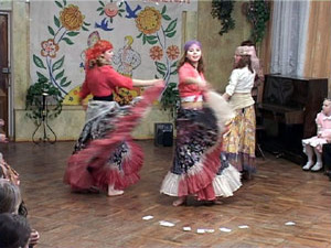 С понедельника по воскресенье в детских домах и…