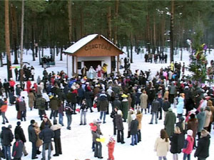 Народные гуляния, которые проходили 8 января в поселке…