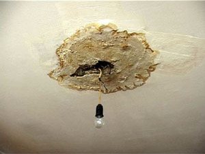 Протекающие крыши старых домов доставляют неприятности…