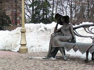 Скульптурная композиция «Дама с собачкой» была открыта в…