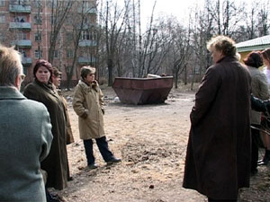 Согласно санитарным нормам мусорный контейнер должен…