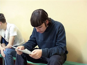 В школах продолжаются экзамены. Учащиеся выпускных…