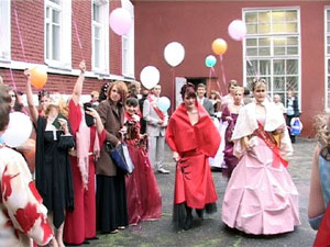 Один ученик окончил школу с золотой медалью, и один…