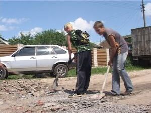 Нам в студию на днях позвонили жители деревни Клишева…