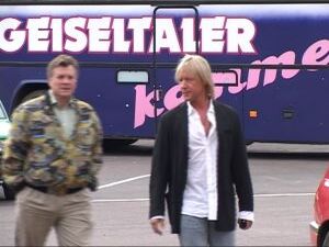 За час до открытия фестиваля журналисты и актеры прибыли…