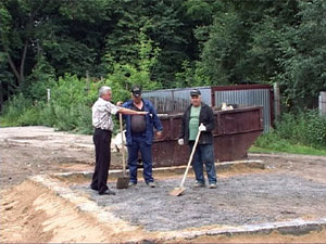 По санитарным нормам мусорный контейнер должен…