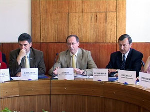 Первое заседание городских депутатов проходило в здании…