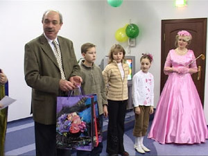 Ребята и их родители, которые пришли на праздник в…