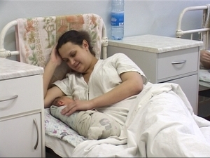 Мамой Вика стала меньше недели назад. Родила сынишку…