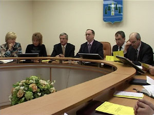 Глава района провел сегодня экстренное совещание. В…