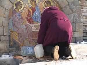 Что бы добраться до родника, пенсионерам необходимо…