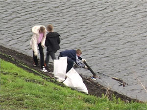 12 мая дети из школы интерната вышли на субботник. Они…