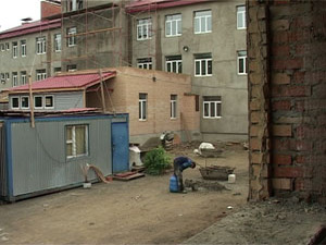 От прежней больницы остались только стены. Идет полная…