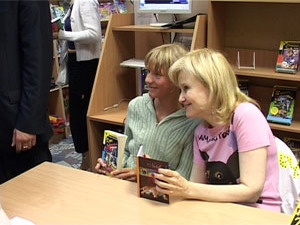 В магазине «Книгомир» редко бывают такие очереди…