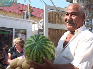Арбузный сезон продолжается. Большие полосатые ягоды…