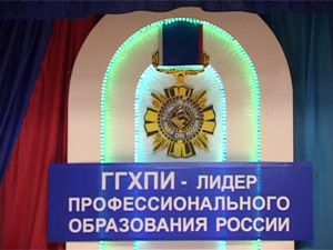 Фарфор с затейливой синей росписью и многоцветная…