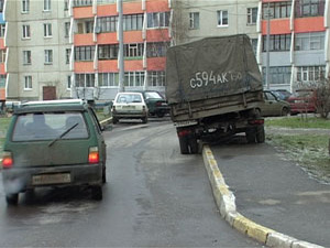 Знакомая всем картина – на зеленом газоне перед домом…