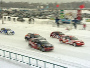 Уже в первом заезде зрители повскакивали с мест. Гнонка…