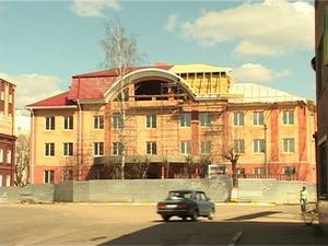 В пенсионном фонде всего много народу. Пенсионеры…