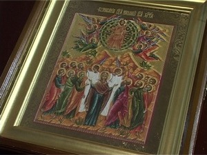 С Великой радостью зачитывает отец Макарий послание…