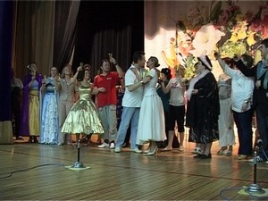 Над Мистером Икс артисты народного театра оперетты…