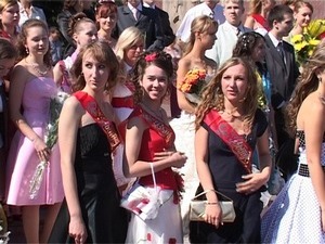 В школах от звенели последние звонки, прогремели…