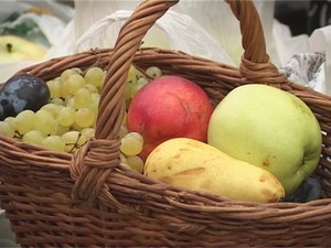 Ранним утром воскресного дня у Троицкого собора сотни…