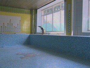 Из-за жаркой погоды дети ныряют в фонтан. Но купаться на…