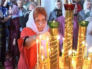 Крестный ход вокруг храма с молитвами  и песнопениями…